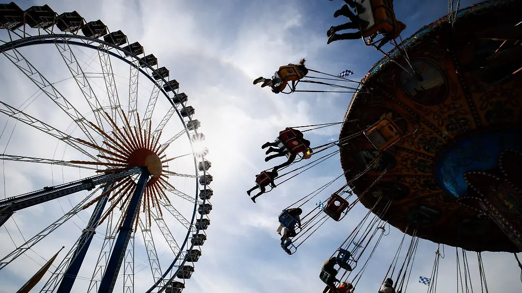Besucher-des-Fruehlingsfests-fahren-auf-der-Theresienwiese-mit-einem-Karussell