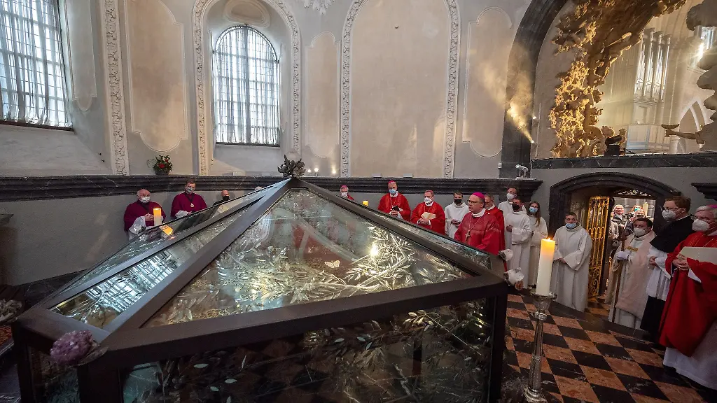 Der-Trierer-Bischof-Stephan-Ackermann-steht-vor-dem-Schrein