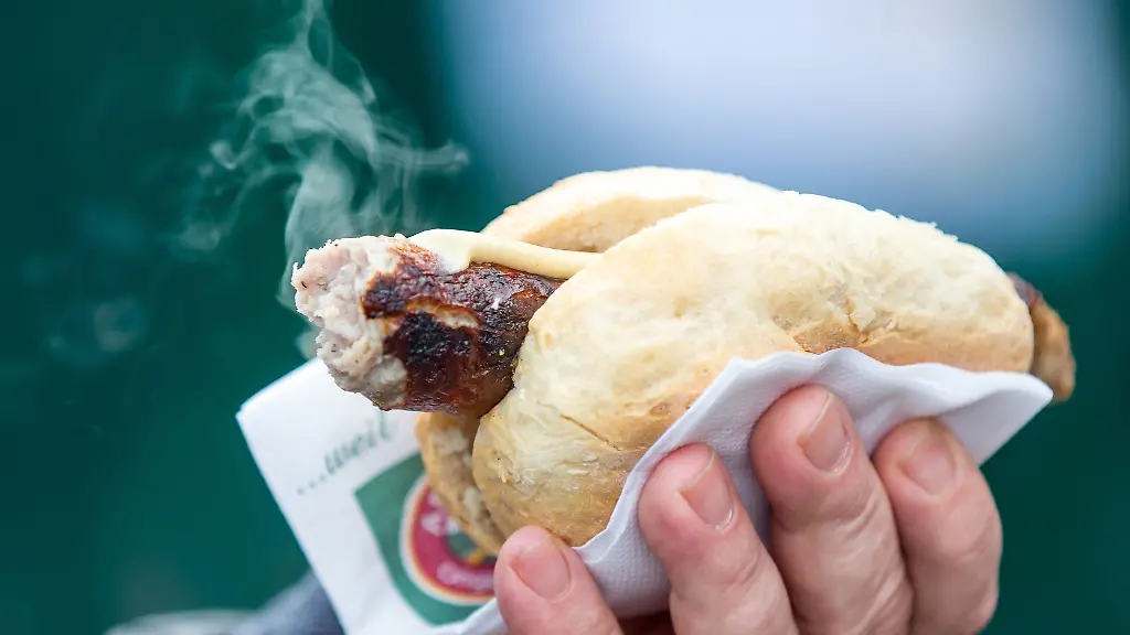 Eine-Original-Thueringer-Rostbratwurst-dampft