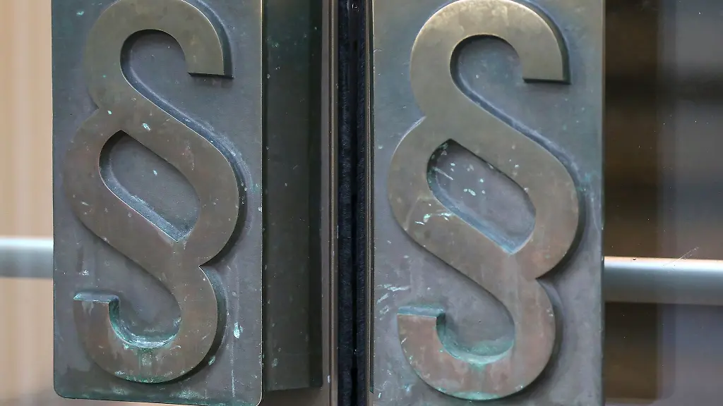Paragraphen-Symbole-haengen-am-Eingang-des-Landgerichts