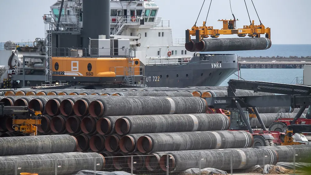 Rohre-fuer-die-Ostsee-Gaspipeline-Nord-Stream-2-liegen-zum-Transport-bereit
