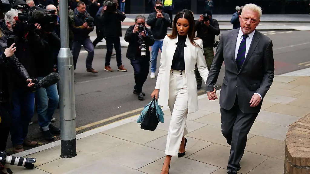Boris-Becker-gemeinsam-mit-seiner-Lebensgefaehrtin-Lilian-de-Carvalho-Monteiro-auf-dem-Weg-zur-Strafmassverkuendung-in-London