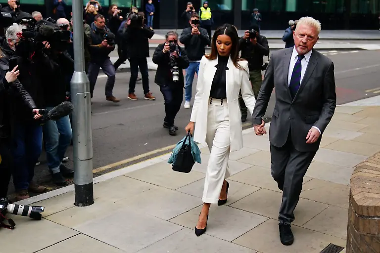 Boris-Becker-gemeinsam-mit-seiner-Lebensgefaehrtin-Lilian-de-Carvalho-Monteiro-auf-dem-Weg-zur-Strafmassverkuendung-in-London