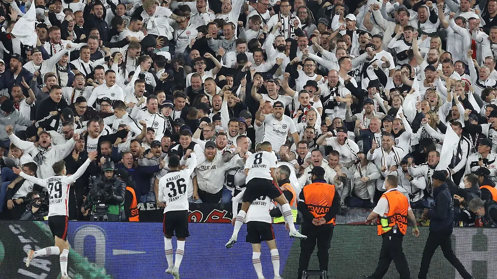 Die-Spieler-von-Eintracht-Frankfurt-jubeln-nach-dem-2-1-Erfolg-in-London-mit-ihren-Fans