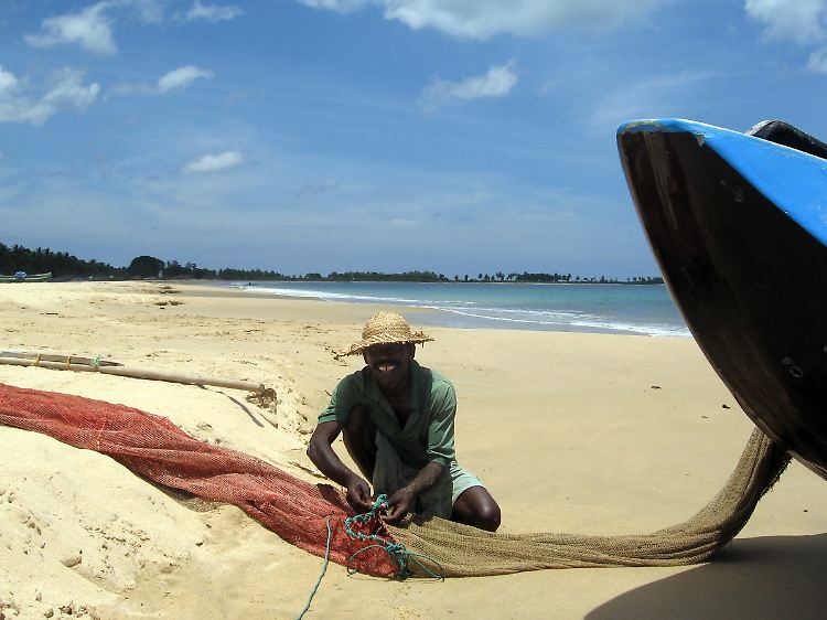 An einigen Orten der Ostküste wie in Kalkudah teilen Urlauber den Strand mit ein paar Fischern.