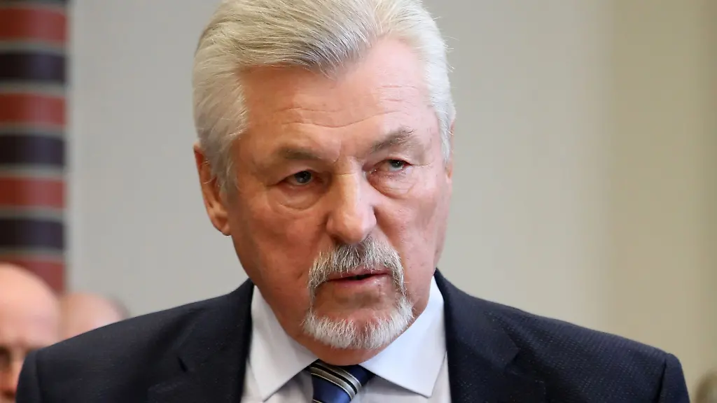 Peter-Olijnyk-wartet-im-Saal-des-Oberlandesgerichts-OLG-Rostock-auf-den-Beginn-der-Berufungsverhandlung