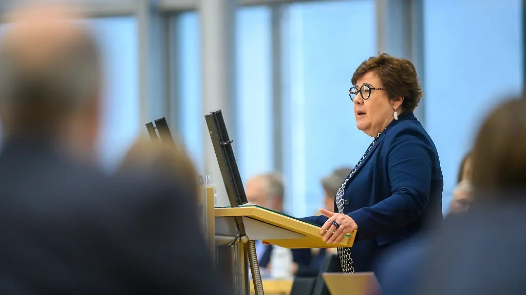 Petra-Grimm-Benne-spricht-im-Plenarsaal-zu-den-Abgeordneten