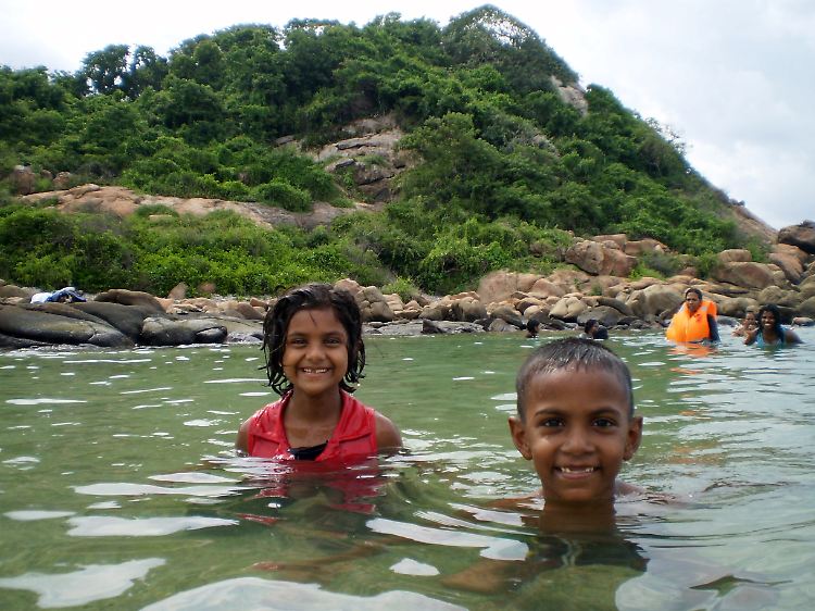Endlich sorglos planschen: An den Wochenenden strömen viele Familien aus ganz Sri Lanka nach Pigeon Island, um auf der unbewohnten Paradiesinsel zu baden.