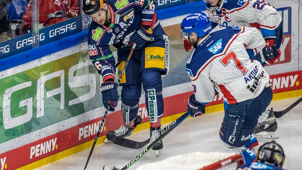 Kai-Wissmann-l-r-versucht-gegen-Sinan-Akdag-und-Denis-Reul-von-Mannheim-den-Puck-zu-verteidigen