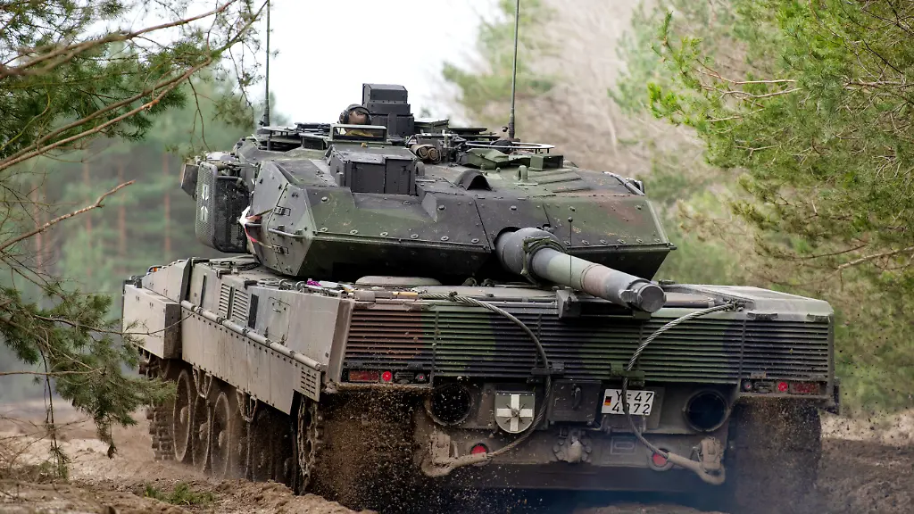 Ein-Leopard-2-Kampfpanzer-der-Bundeswehr