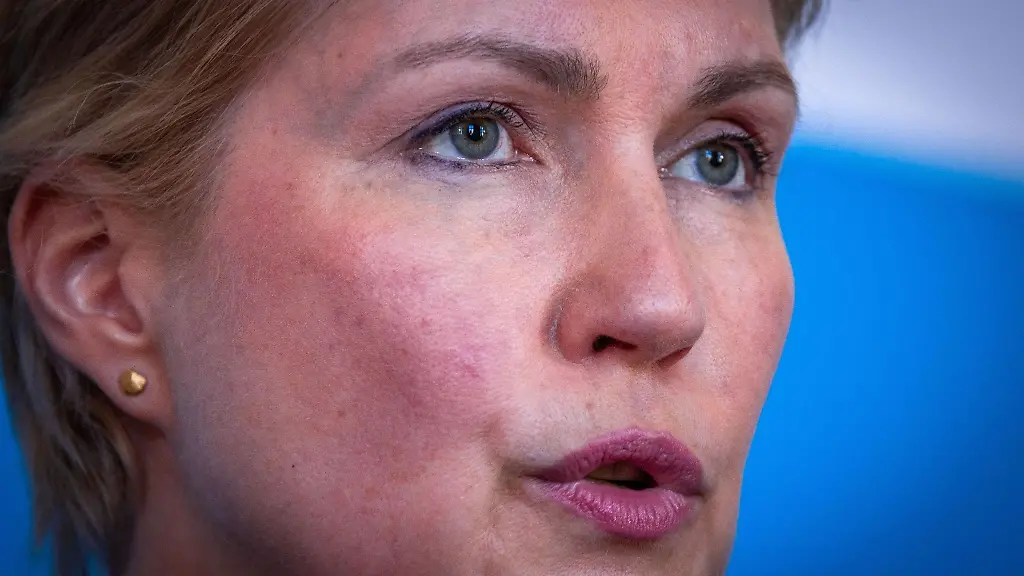 Manuela-Schwesig-auf-einer-Pressekonferenz