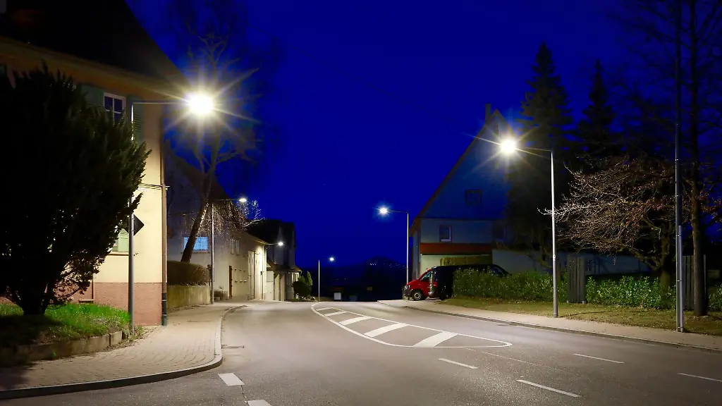 Die-beleuchtete-Ortsdurchfahrt-von-Heiningen-im-Kreis-Goeppingen