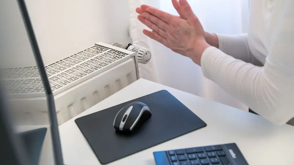 Sich-die-Haende-warm-zu-reiben-hat-keinen-langfristigen-Effekt-wenn-sie-erstmal-kalt-sind-Besser-ist-es-sie-an-einer-heissen-Tasse-Tee-oder-Kaffee-zu-waermen