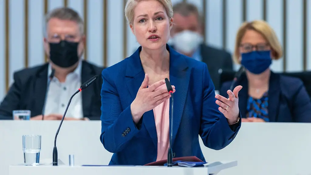 Mecklenburg-Vorpommerns-Ministerpraesidentin-Manuela-Schwesig-spricht-in-Schwerin