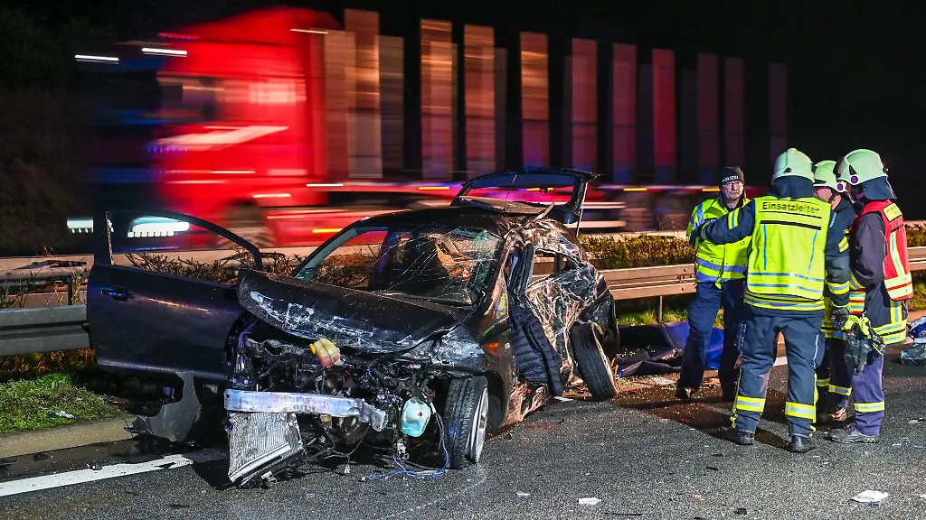 Auf-der-Autobahn-4-zwischen-den-Anschlussstellen-Weissenberg-und-Nieder-Seifersdorf-sind-zwei-Menschen-ums-Leben-gekommen