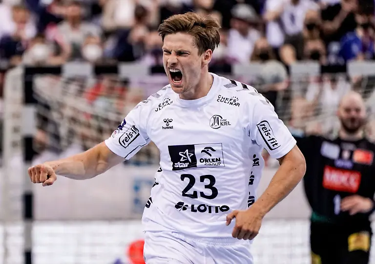 Kiels-Rune-Dahmke-feiert-einen-Treffer-gegen-den-SC-Magdeburg