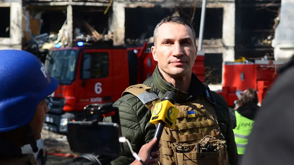 Wladimir-Klitschko-spricht-vor-einem-von-russischen-Truppen-beschossenen-Wohnhaus-mit-Journalisten