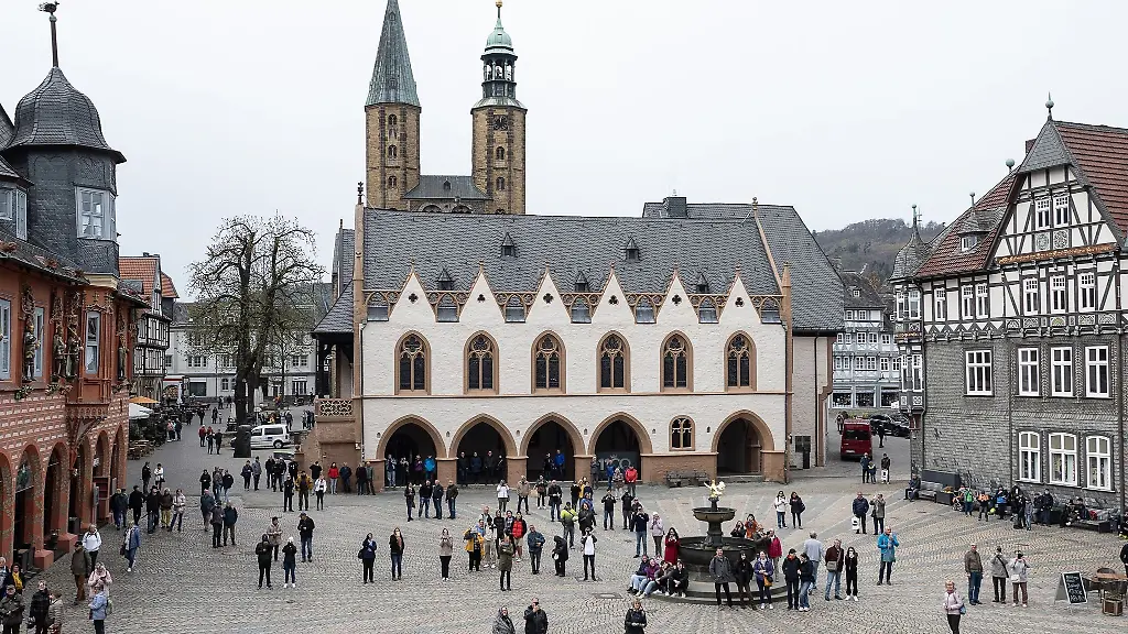 Blick-auf-das-restaurierte-Rathaus-der-Stadt-Goslar