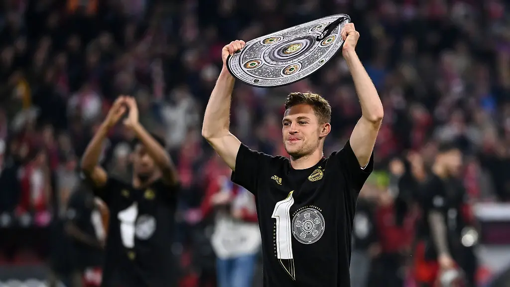 Freut-sich-ueber-die-zehnte-Meisterschaft-seines-Vereins-in-Folge-Bayern-Spieler-Joshua-Kimmich