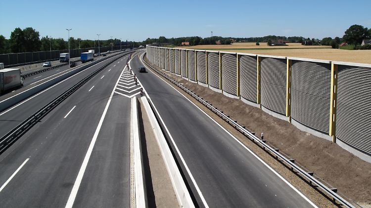 Sollen nicht nur Lärm filtern: Schutzwände an der Autobahn könnten auch Schadstoffe binden.
