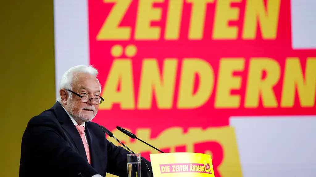 2022-04-23T093147Z-945530718-RC2XST966X61-RTRMADP-3-GERMANY-COALITION-FDP