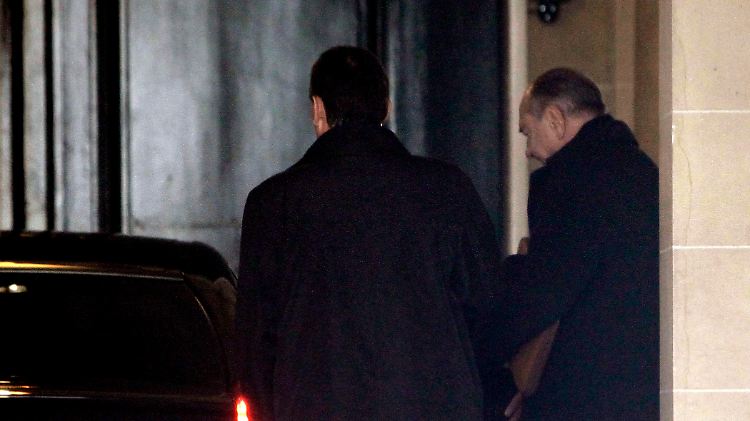 Chirac (r.) beim Verlassen seines Pariser Büros. Ins Gericht schaffte er es unerkannt.