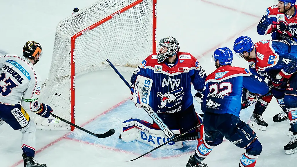 Mannheims-Torwart-Felix-Brueckmann-2-v-l-kassiert-ein-Tor