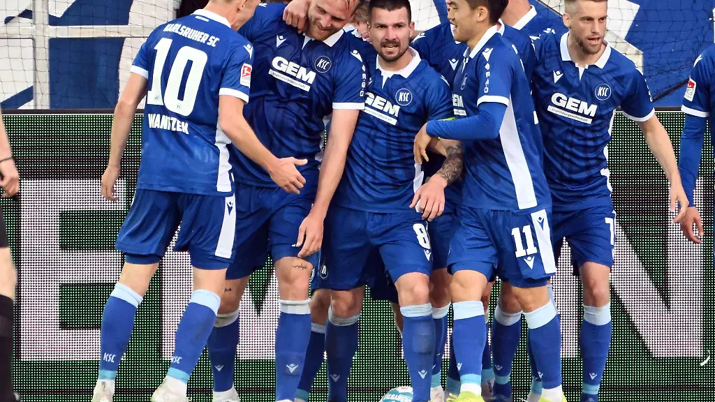 Die-Karlsruher-bejubeln-den-Treffer-zum-2-2-durch-Philipp-Hofmann-2-v-l