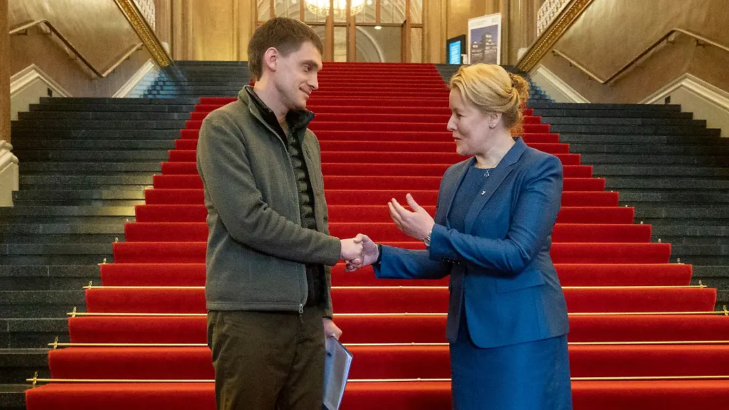 Franziska-Giffey-SPD-r-empfaengt-Iwan-Fedorow-Buergermeister-von-Melitopol-im-Roten-Rathaus