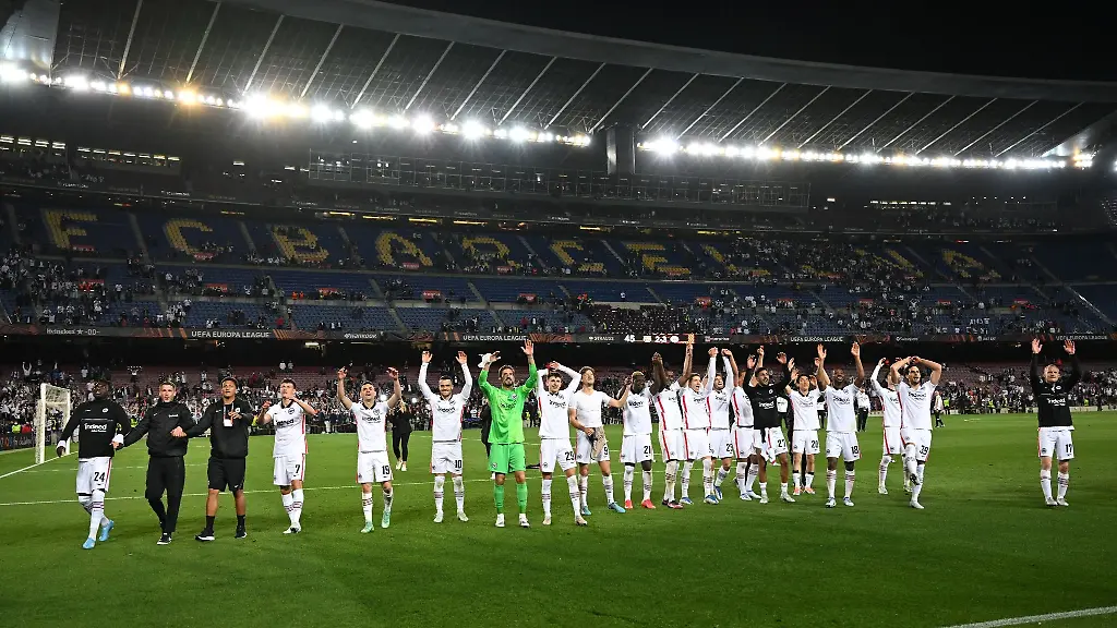 Frankfurts-Mannschaft-feiert-den-2-3-Sieg-gegen-Barcelona