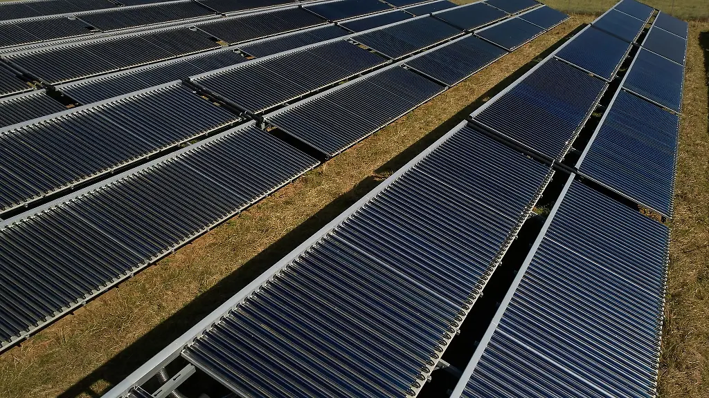 Blick-auf-eine-Photovoltaik-Anlage-in-Neuerkirch