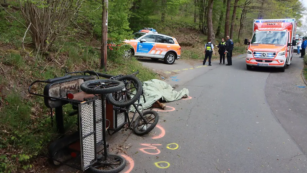 Nach-dem-Sturz-einer-Kutsche-hat-die-Polizei-die-Unfallstelle-markiert