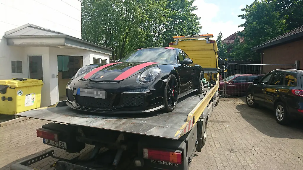 Von-dem-Porsche-911-R-wurden-nur-991-Exemplare-gebaut-Die-auffaellige-Lackierung-schwarz-mit-roten-Streifen-haben-offenbar-ueberhaupt-nur-drei-Wagen