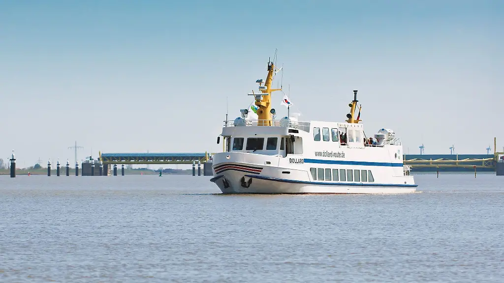 Das-Faehrschiff-Dollard-faehrt-vor-dem-Emssperrwerk-bei-Gandersum