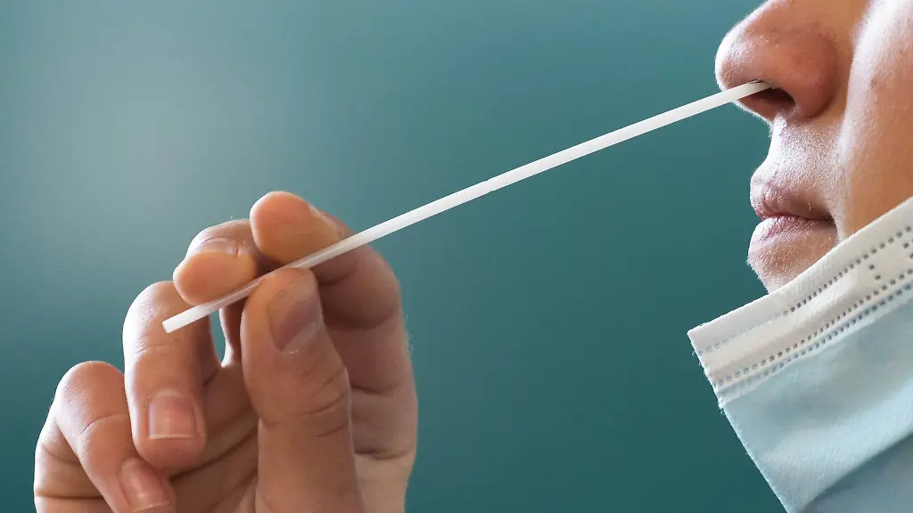 Ein-Schueler-steckt-sich-ein-Staebchen-fuer-den-Corona-Selbsttest-in-die-Nase