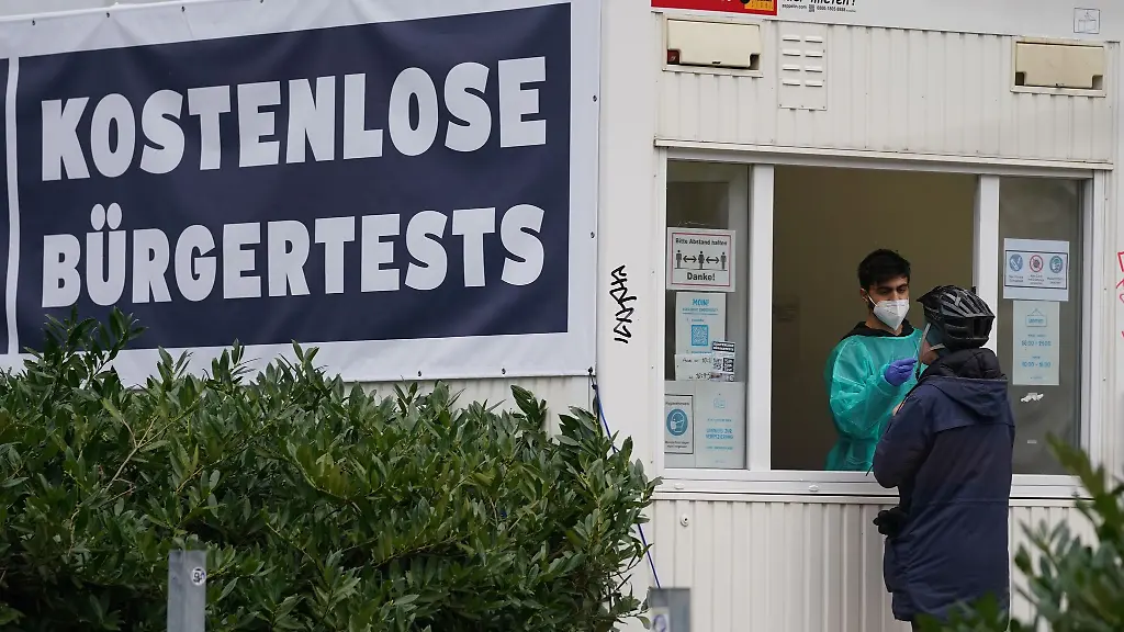 Ein-Mitarbeiter-testet-einen-Mann-an-einer-Corona-Teststation