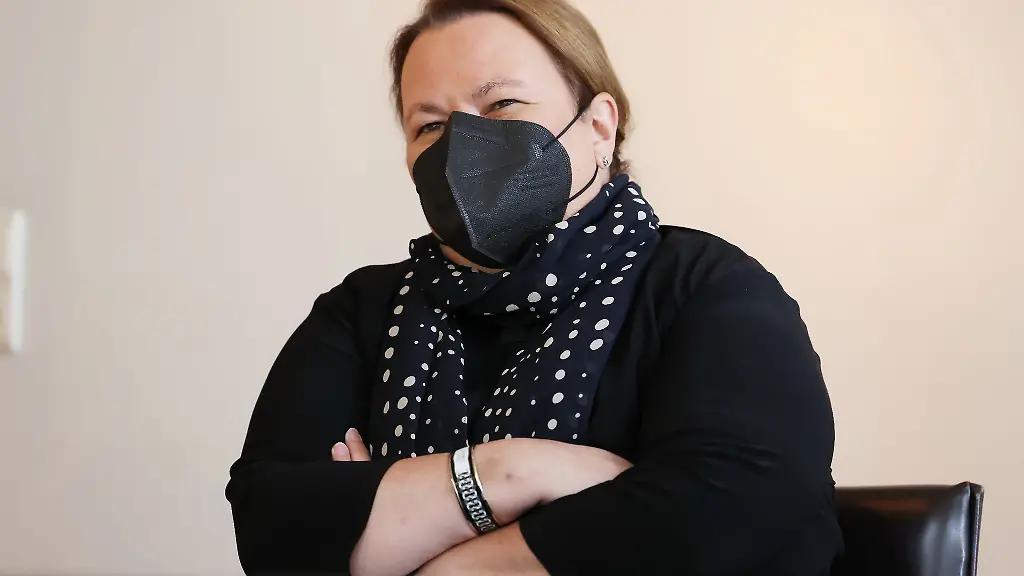 Ursula-Heinen-Esser-wartet-beim-Landtagsuntersuchungsausschuss-zur-Flutkatastrophe