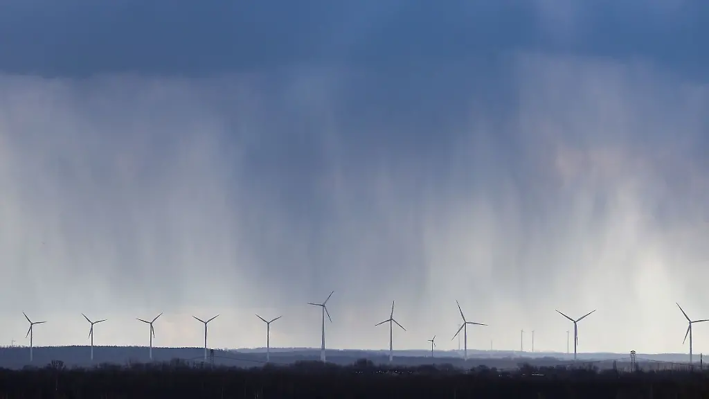 Regen-faellt-auf-einen-Windpark