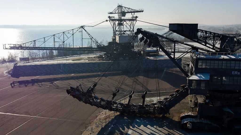 Der-stillgelegte-Raupensaeulenschwenkbagger-Mosquito-und-Absetzer-Medusa-stehen-in-Ferropolis