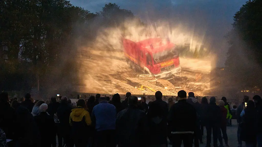Zuschauer-sehen-sich-die-Show-Dankwelle-im-Kurpark-an