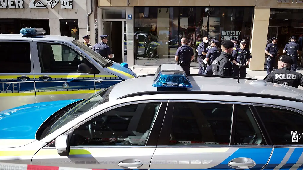 Polizisten-sind-in-der-Muenchner-Innenstadt-im-Einsatz