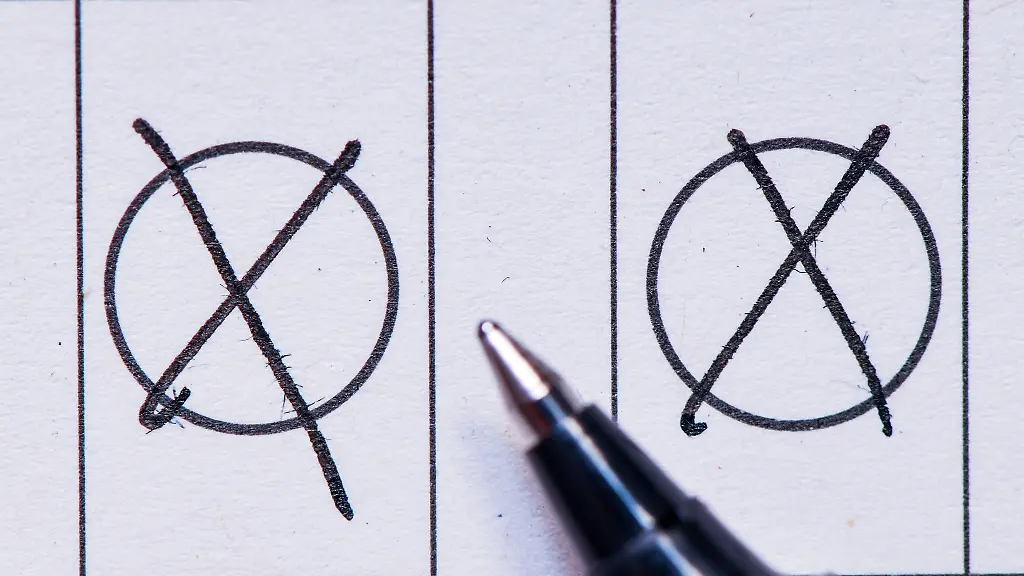 Auf-einem-Stimmzettel-der-Briefwahl-sind-zwei-Kreuze-zu-sehen