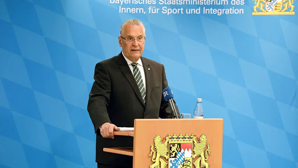 Bayerns-Innenminister-Joachim-Herrmann-CSU-spricht-bei-einer-Pressekonferenz