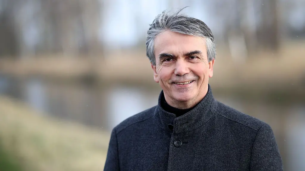 Umwelt-Staatssekretaer-Steffen-Eichner-SPD-schaut-in-die-Kamera