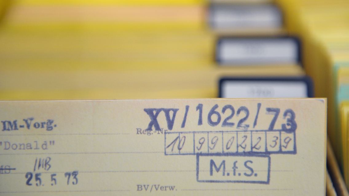 Eine Karteikarte mit dem Stempelaufdruck "MfS" ist im Bildungszentrum der BStU-Behörde in Berlin-Mitte als Teil der Dauerausstellung "Stasi. Die Ausstellung zur DDR-Staatssicherheit" in einem Glaskasten zu sehen.