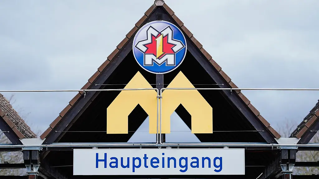 Ein-Schild-mit-der-Aufschrift-Haupteingang-ist-ueber-dem-Mannheimer-Maimarktgelaende-befestigt