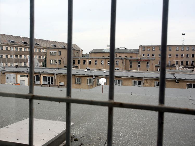 Blick durch das vergitterten Fenster eines Traktes der Gedenkstätte Hohenschönhausen in Berlin auf weitere Gebäude des ehemaligen Stasi-Gefängnisses.