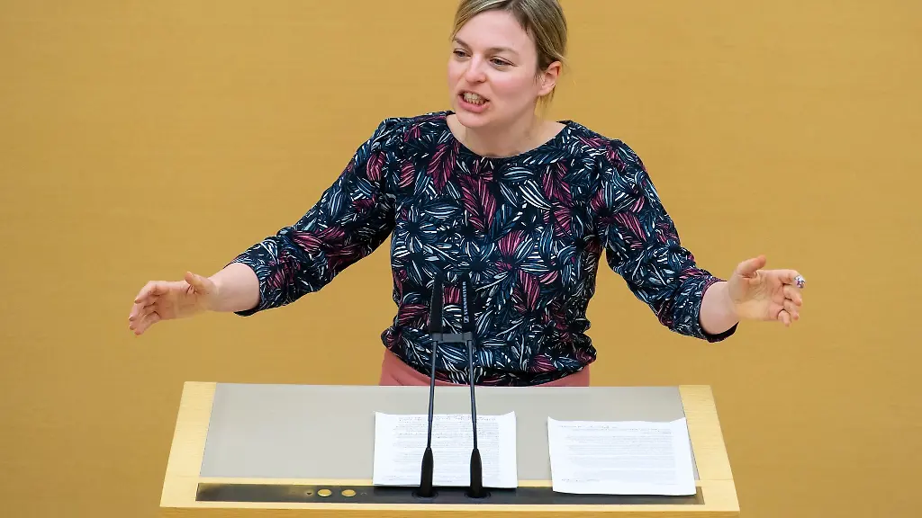 Katharina-Schulze-Fraktionsvorsitzende-von-Buendnis-90-Die-Gruenen-spricht-im-bayerischen-Landtag