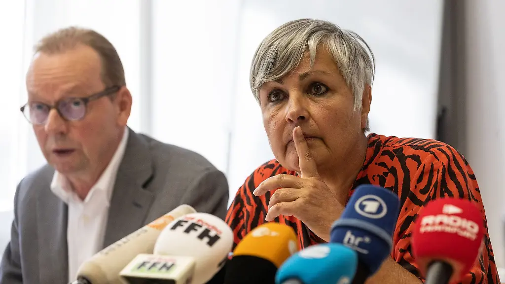 Petra-Heimer-eine-der-zwei-Landesvorsitzenden-der-Partei-Die-Linke-und-Michael-Erhardt-stellver