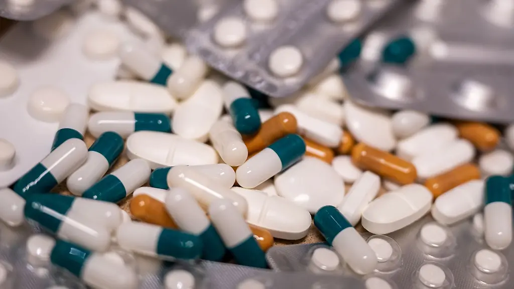 Tabletten-liegen-auf-einem-Tisch